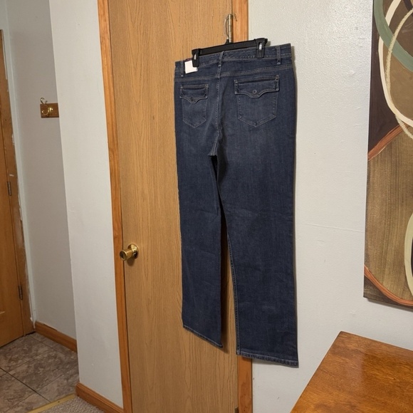 Gloria Vanderbilt "Dyan" NWT Size 18 Stretch Medium Wash Bootcut Jeans - Picture 2 of 5
